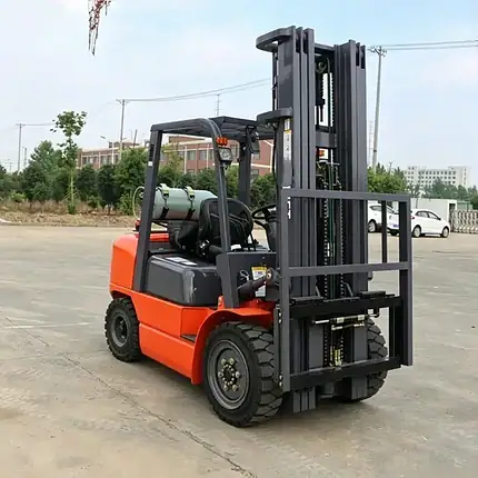 Engine-powered Forklift Truck